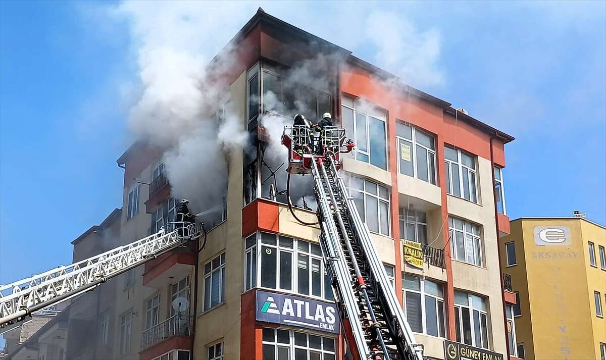 İş merkezi alevler içinde kaldı, ekipler seferber oldu 4